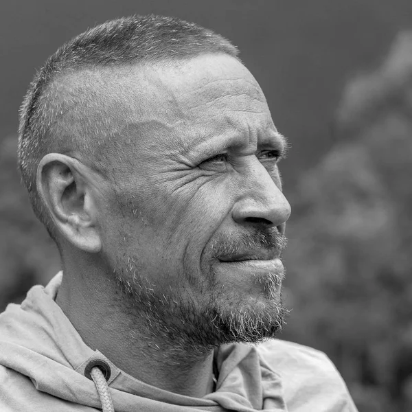 İnsanlar ve yaşam tarzı konsepti. Orta yaşlı, traşsız, doğa kökenli, duygusal portresi olan bir adam. Siyah ve beyaz