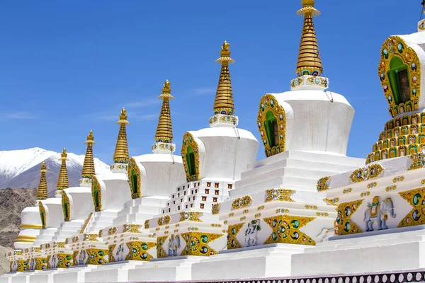 美丽的佛教佛塔 峭壁和蓝天在 Thiksey 拉达克 — 图库照片