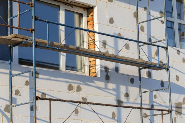 Ev iskelesi, tadilat. İnşaat işçileri için iskeleyi yenilemek için bir ev. Kapatın.