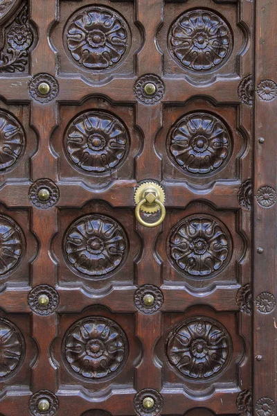 Oude Antieke Houten Deur Metalen Deurklink Close — Stockfoto