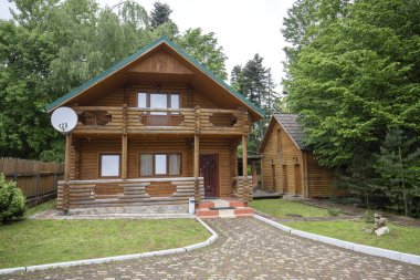Ekolojik ahşap evinden kirişler kırsalında, Transcarpathia, Ukrayna