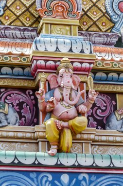 Hindu renkli Tanrı Ganesha heykeli tapınakta, Mauritius adasında, yaklaş.