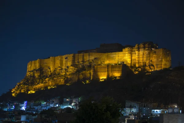 Gece Mehrangarh kalede Jodhpur, Hindistan. Görkemli kale mavi şehir hakim üstüne tünemiş. Doğal seyahat hedef ve ünlü turistik Rajasthan, Hindistan.