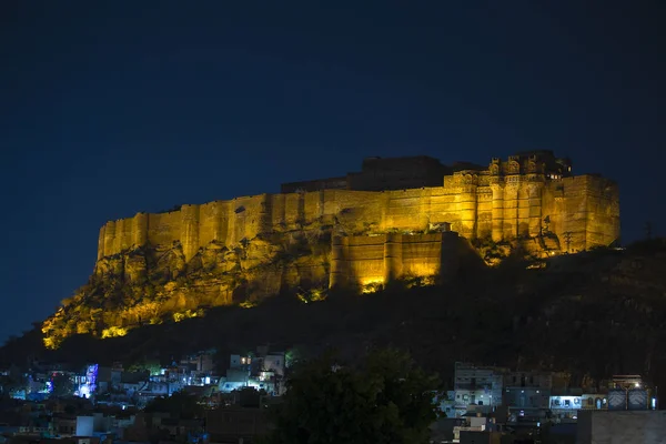 インド ジョードプルの夜メヘラン ガール城塞 青の町の支配の上に腰掛け雄大な砦 風光明媚な旅行先 ラージャス ターン州 インドの有名な観光の名所 — ストック写真