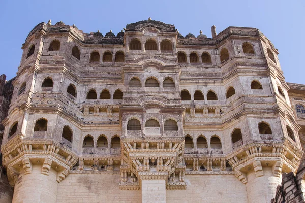 焦特布尔堡在日落时的详细信息 雄伟的堡栖息在顶部控制蓝色的小镇上 风景秀丽的旅游胜地和著名的旅游胜地在拉贾斯坦邦 — 图库照片