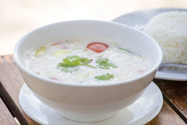 汤姆在木桌上 Kha Kha 盖是泰国椰子汤是一个辣和酸的热汤与椰子牛奶在泰国和老挝菜 — 图库照片
