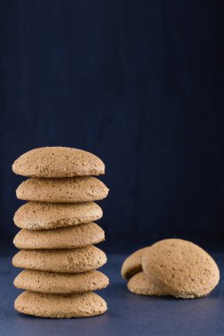 Ana sayfa yığınını kurabiyeler - yulaf kurabiye siyah barut, arka plan üzerinde yakın çekim