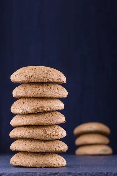 Ana sayfa yığınını kurabiyeler - yulaf kurabiye siyah barut, arka plan üzerinde yakın çekim