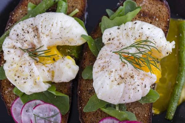 Αυγό Ποσέ Ένα Κομμάτι Ψωμί Τηγανητά Φασολάκια Ραδίκι Και Ρόκα — Φωτογραφία Αρχείου
