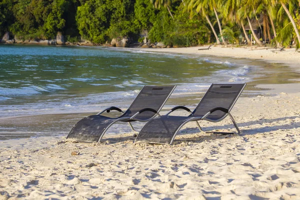 Dwa Leżaki Plażowe Piasek Plaża Palmy Kokosowe Drzewa Obok Wody — Zdjęcie stockowe