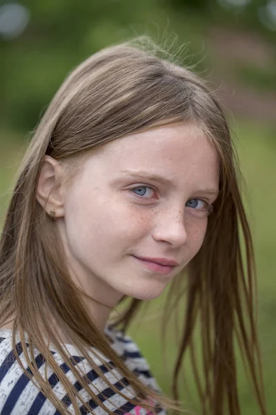 Güzel sarışın genç kız açık havada doğa arka planda çilli kapatmak dikey