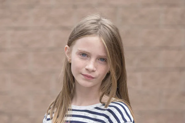 Menina Loira Bonita Com Sardas Livre Fundo Parede Close Retrato — Fotografia de Stock