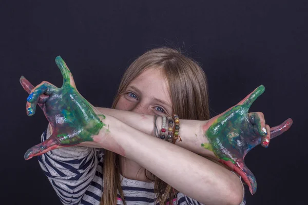 Bela Menina Loira Com Sardas Mãos Pintadas Tintas Coloridas Dentro — Fotografia de Stock