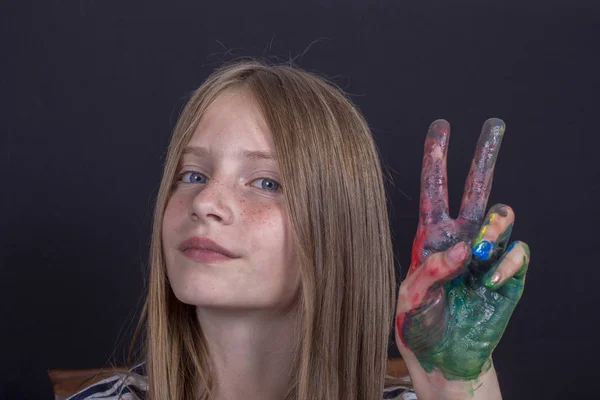 Όμορφη Ξανθιά Κοπέλα Φακίδες Και Χέρια Βαμμένα Πολύχρωμα Χρώματα Στους — Φωτογραφία Αρχείου