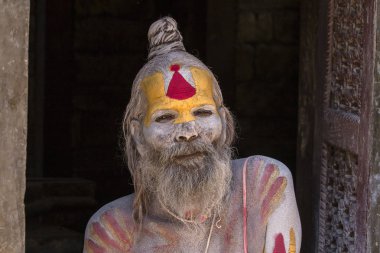 Katmandu, Nepal - 25 Eylül 2016: Portre Sadhu Nepal Pashupatinath Tapınağı'nda. Sadhu münzevi bir hayat yaşamak ve Hinduizm manevi pratik üzerinde odaklanmak için seçtiğiniz kutsal bir adam olduğunu.