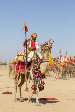 Jaisalmer, Hindistan - 09 Şubat 2017: geleneksel Rajasthani elbise Jaisalmer, Rajasthan, Hindistan çöl Festivali olarak Bay Desert yarışmaya katılmak giyen deve ve Hint erkek