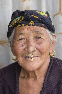 Katmandu, Nepal - Eyl 29, 2016: Portre yaşlı kadınlar geleneksel elbise sokak Katmandu, Nepal