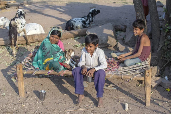 Mandu Índia Fevereiro 2017 Uma Família Indiana Não Identificada Senta — Fotografia de Stock