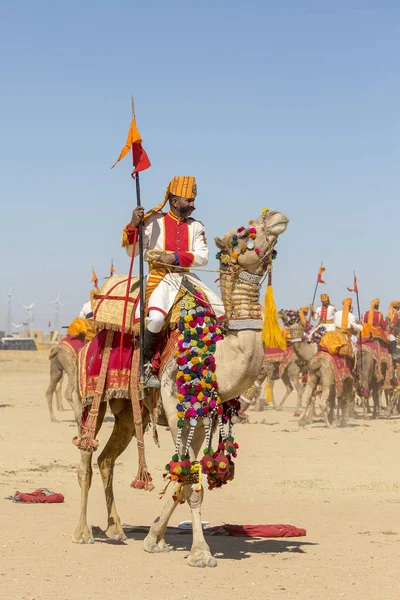 Jaisalmer, Hindistan - 09 Şubat 2017: geleneksel Rajasthani elbise Jaisalmer, Rajasthan, Hindistan çöl Festivali olarak Bay Desert yarışmaya katılmak giyen deve ve Hint erkek