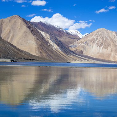 Beyaz bulutlar, Leh, Ladakh, Jammu ve Keşmir, Hindistan ile Pangong tso göl ve mavi gökyüzü ile Himalaya Dağları