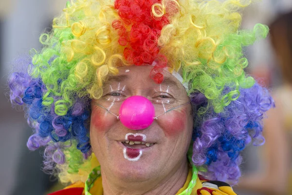 KIEV, UKIEV, UKRAINE - MAYIS 05, 2018: Etnik festival: Gelenekler - duygular - yaşam. Ukrayna, Kiev caddesinde çok renkli bir palyaçonun portresi