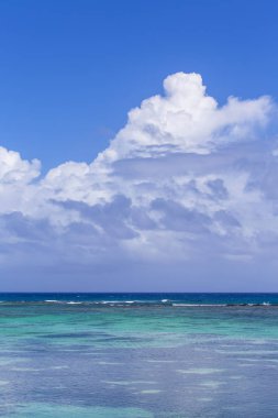 Tropikal deniz Grand Baie, Mauritius mavi gökyüzü altında. Mauritius, adadan bir Hint Okyanusu devlettir, plajlar, lagünler ve resifleri bilinir.