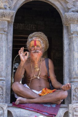 Katmandu, Nepal - 25 Eylül 2016: Portre Sadhu Nepal Pashupatinath Tapınağı'nda. Sadhu münzevi bir hayat yaşamak ve Hinduizm manevi pratik üzerinde odaklanmak için seçtiğiniz kutsal bir adam olduğunu.