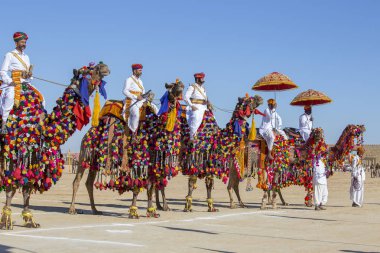 Jaisalmer, Hindistan - 09 Şubat 2017: geleneksel Rajasthani elbise Jaisalmer, Rajasthan, Hindistan çöl Festivali olarak Bay Desert yarışmaya katılmak giyen deve ve Hint erkek