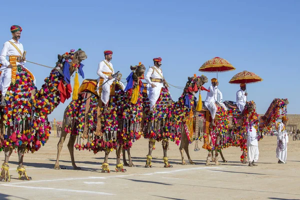 Jaisalmer, Hindistan - 09 Şubat 2017: geleneksel Rajasthani elbise Jaisalmer, Rajasthan, Hindistan çöl Festivali olarak Bay Desert yarışmaya katılmak giyen deve ve Hint erkek