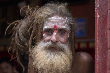 Katmandu, Nepal - 29 Eylül 2016: Portre Sadhu Nepal Pashupatinath Tapınağı'nda. Sadhu münzevi bir hayat yaşamak ve Hinduizm manevi pratik üzerinde odaklanmak için seçtiğiniz kutsal bir adam olduğunu.