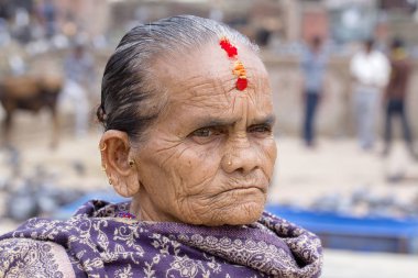Katmandu, Nepal - 29 Eylül 2016: Portre yaşlı kadınlar geleneksel elbise sokak Katmandu, Nepal