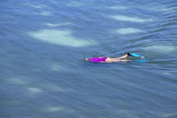 Lány Kék Vizek Fölött Korallzátonyok Snorkeling Emberek Életmód Fogalmát Felülnézet — Stock Fotó