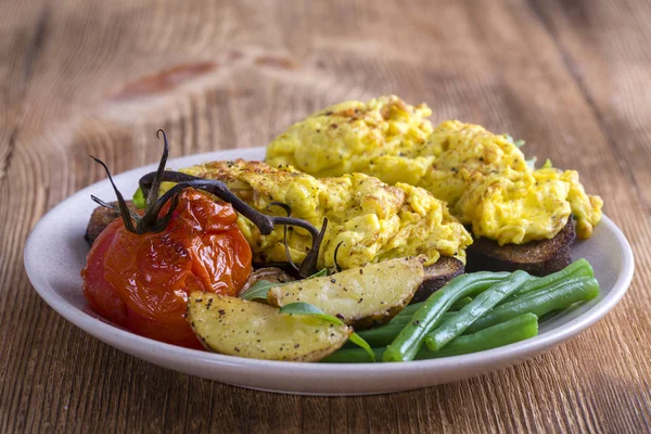 Eieromelette Auf Einem Stück Schwarzbrot Mit Roten Tomaten Grünen Bohnen — Stockfoto