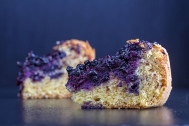 Ev yapımı organik yaban mersini tatlı ye, yakın çekim hazır pasta. Siyah arduvaz arka plan üzerine üzümlü tart