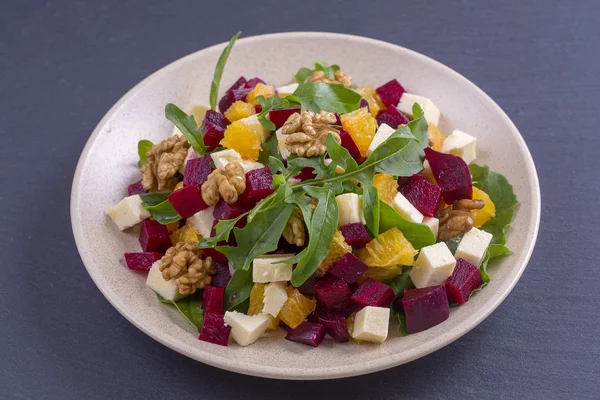 Sağlıklı Vejetaryen Salatası Pancar Yeşil Roka Portakal Beyaz Tabakta Beyaz — Stok fotoğraf