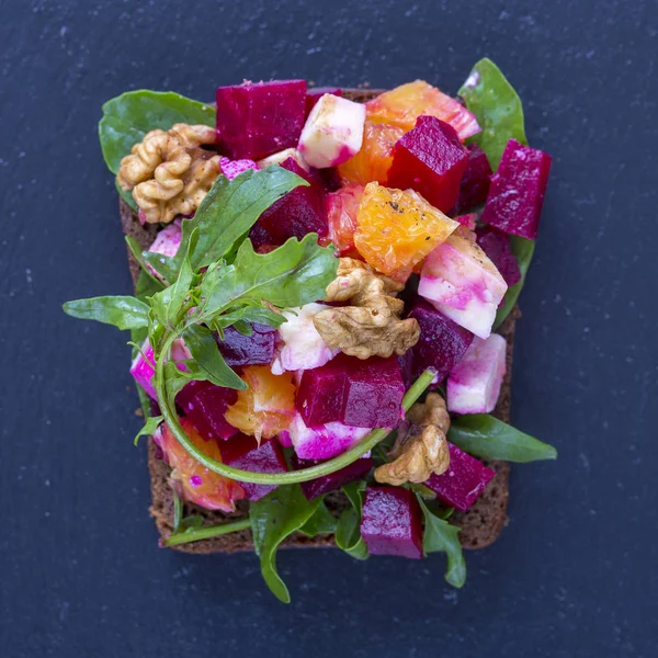 Gezonde Vegetarische Salade Met Rode Biet Groene Rucola Oranje Feta — Stockfoto