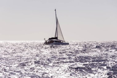 Indian ocean, Mauritius gezinme bir Katamaran görünümünü. Gün batımında yelken