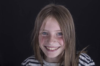 Siyah arka planda çilli güzel sarışın kız, portreyi kapat.