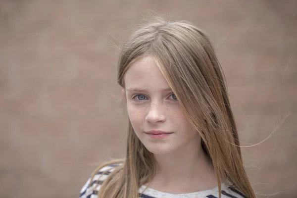 Schöne Blonde Junge Mädchen Mit Sommersprossen Freien Auf Wandhintergrund Nahaufnahme — Stockfoto