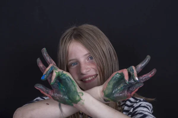 Bela Menina Loira Com Sardas Mãos Pintadas Tintas Coloridas Dentro — Fotografia de Stock