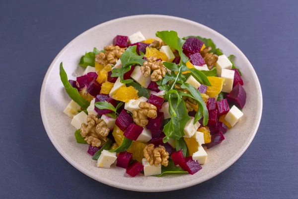 Sağlıklı Vejetaryen Salatası Pancar Yeşil Roka Portakal Beyaz Tabakta Beyaz — Stok fotoğraf