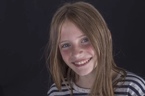 Menina Loira Bonita Com Sardas Dentro Casa Fundo Preto Close — Fotografia de Stock