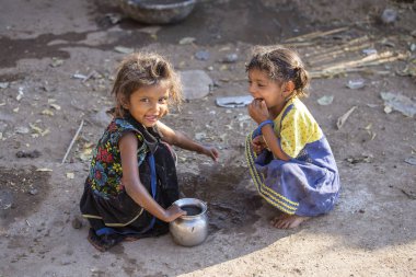 Mandu, Hindistan - 03 Şubat 2017: Tanımlanamayan Hintli yoksul çocuk sokakta. Yoksulluk Hindistan önemli bir konudur
