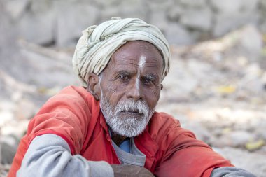 Katmandu, Nepal - 25 Eylül 2016: Portre Sadhu Nepal Pashupatinath Tapınağı'nda. Sadhu münzevi bir hayat yaşamak ve Hinduizm manevi pratik üzerinde odaklanmak için seçtiğiniz kutsal bir adam olduğunu.