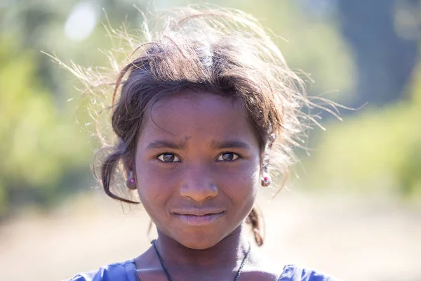 Mandu Índia Fevereiro 2017 Retrato Menina Pobre Rua Aldeia Indiana — Fotografia de Stock