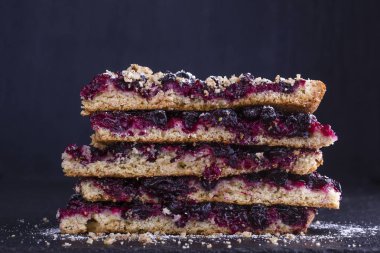 Ev yapımı organik üzümlü turta yenmeye hazır. Frenk üzümü, kapat.