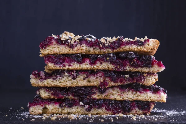 Ev yapımı organik üzümlü turta yenmeye hazır. Frenk üzümü, kapat.
