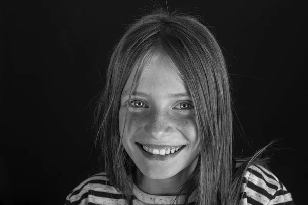 Όμορφη Ξανθιά Κοπέλα Φακίδες Εσωτερικούς Χώρους Κοντινό Πορτρέτο Μαύρο Και — Φωτογραφία Αρχείου