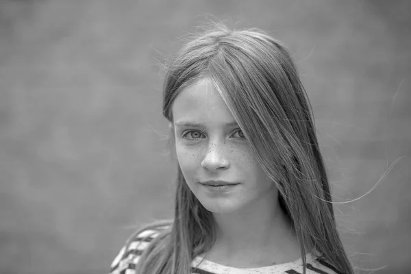 Piękna Blond Dziewczyna Piegami Zewnątrz Tle Ściany Bliska Portret Czarno — Zdjęcie stockowe
