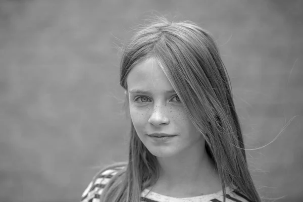 Menina Loira Bonita Com Sardas Livre Fundo Parede Close Retrato — Fotografia de Stock